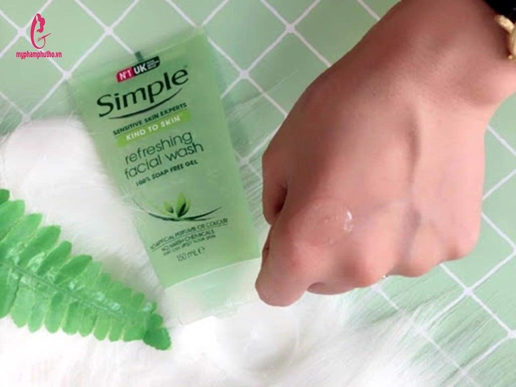 cách sử dụng Sữa rửa mặt dạng gel Simple Kind To Skin Refreshing Facial Wash Gel