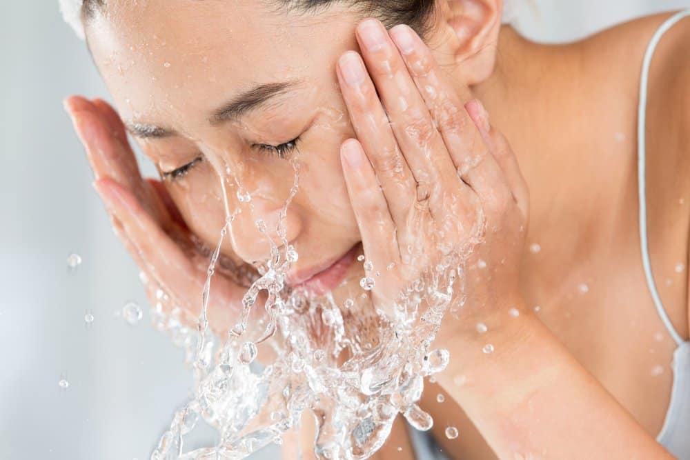rửa mặt đúng cách để chăm sóc da dầu