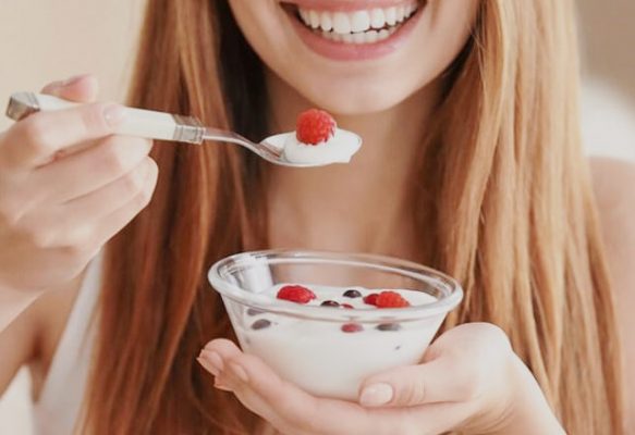 Sữa chua giúp trắng răng khoẻ lợi