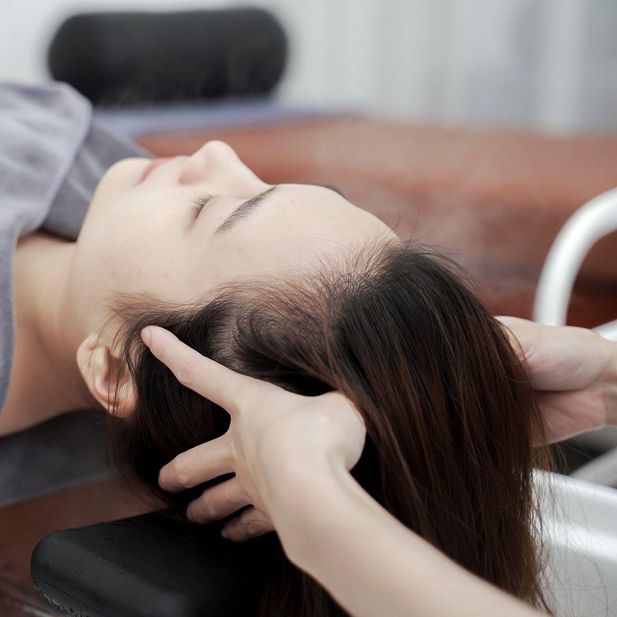 Hình ảnh gội đầu dưỡng sinh thảo dược massage huyệt đầu