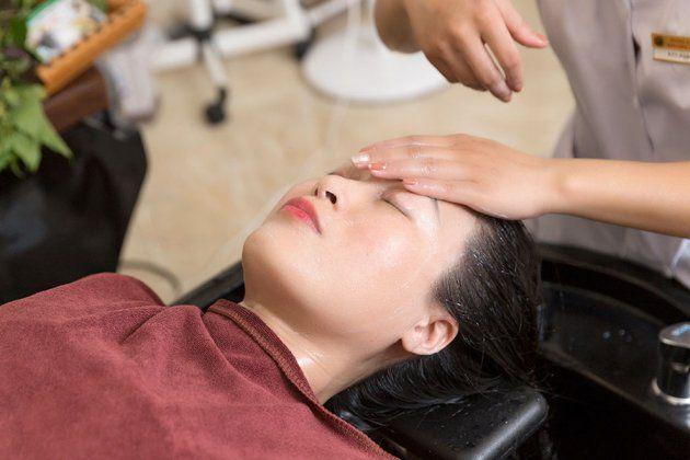 Hình ảnh gội đầu dưỡng sinh thảo dược massage mặt